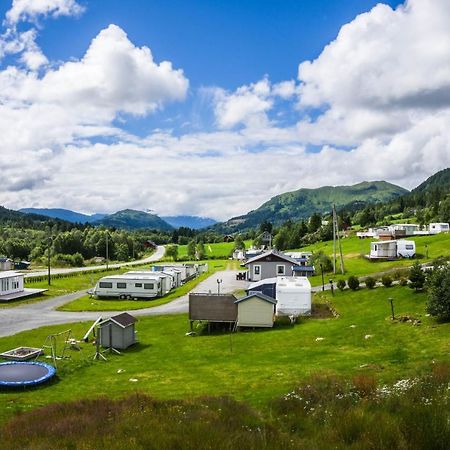 Smordal Hytteutleie Og Camping Hotel Нордфьордейд Екстериор снимка