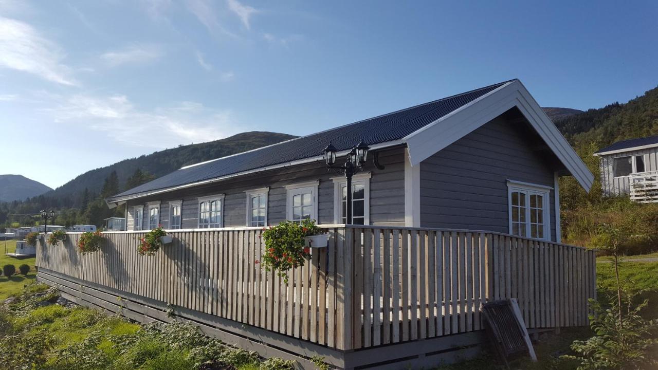 Smordal Hytteutleie Og Camping Hotel Нордфьордейд Екстериор снимка